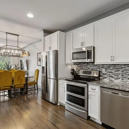 Luxury 4 Bedroom Home, Heart Of The Entertainment